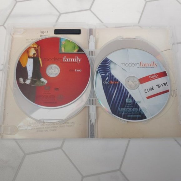 MODERN FAMILY TV- Series Seasons One, Three, and Six on 9 DVDs. - Picture 5 of 7